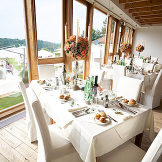 Gedeckter Tisch für Feste & Feiern im Hotel das Eisenberg.