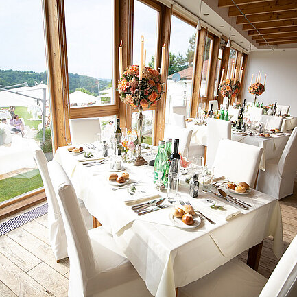 Gedeckter Tisch für Feste & Feiern im Hotel das Eisenberg.