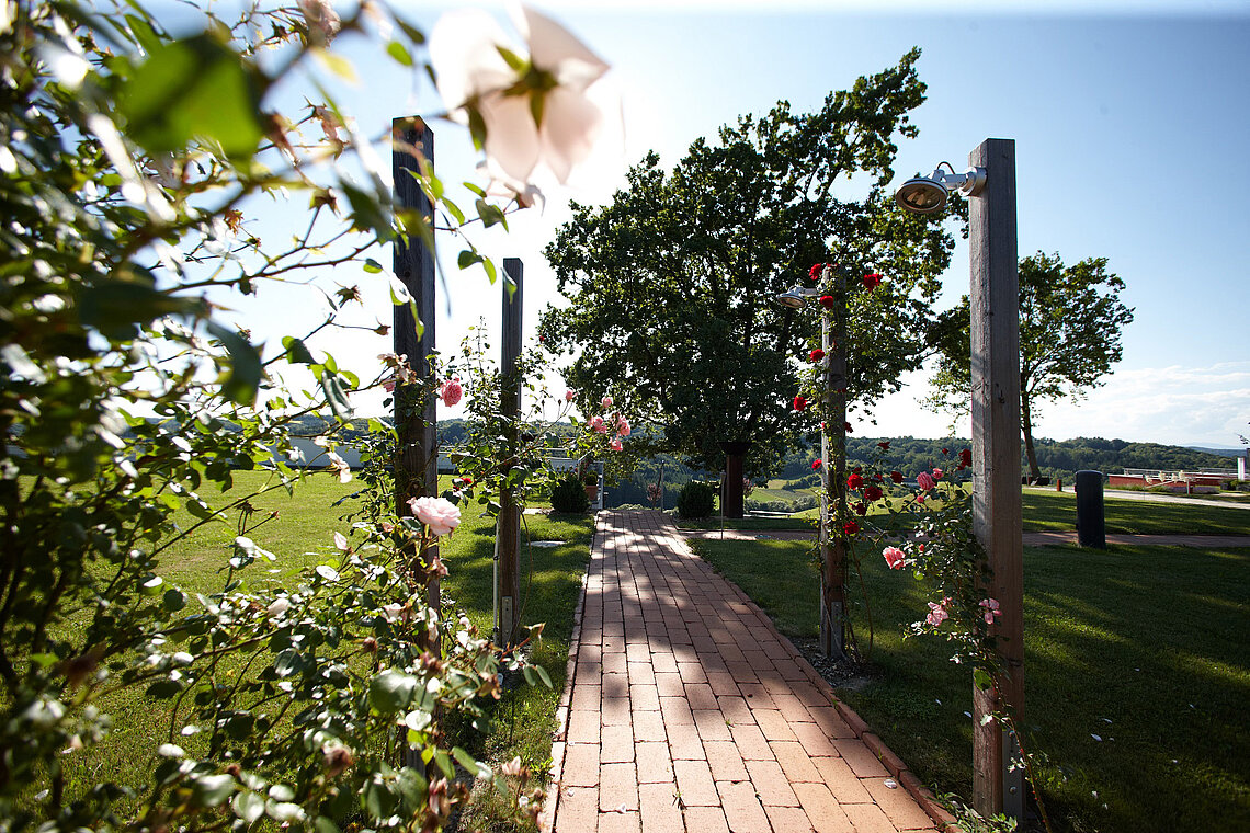 Weg im Gartenareal beim Hotel das Eisenberg.