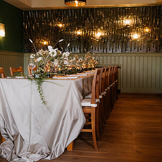 Gedeckter Tisch im Saal im Weingartenrestaurant im Hotel das Eisenberg.