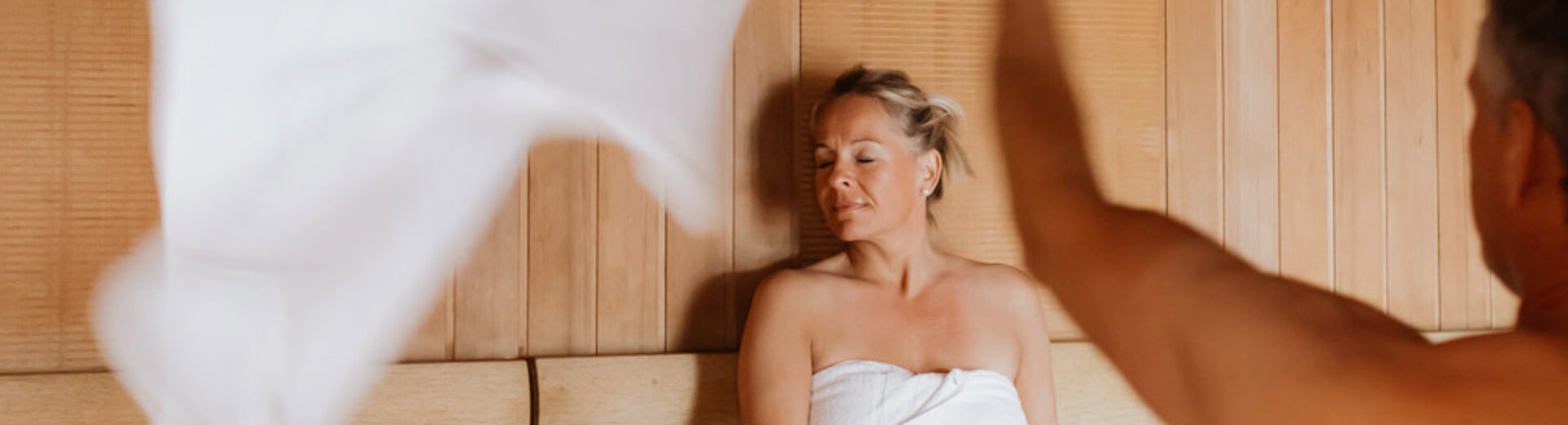 Paar entspannt in der Sauna vom Hotel das Eisenberg.