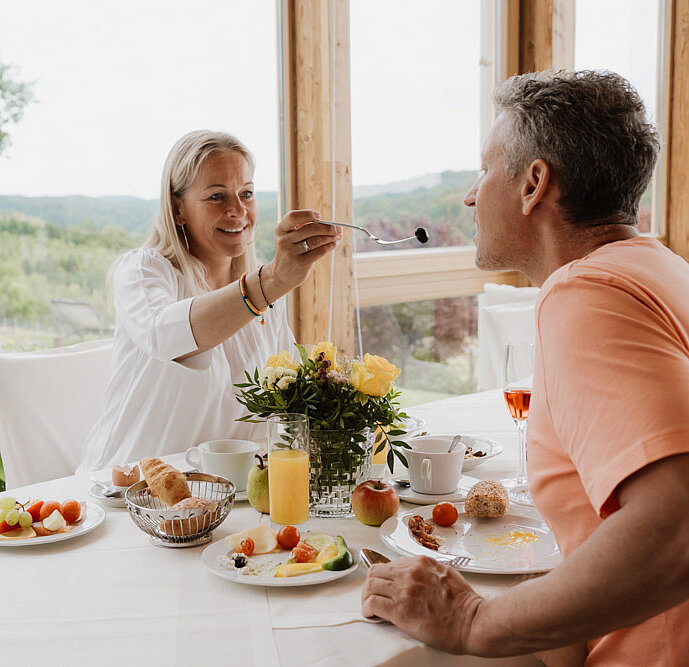 Dame und Herr bei einem Essen im Restaurant zum Weitblick im Hotel das Eisenberg.