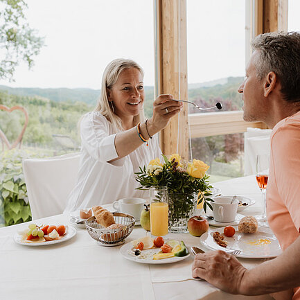Dame und Herr bei einem Essen im Restaurant zum Weitblick im Hotel das Eisenberg.