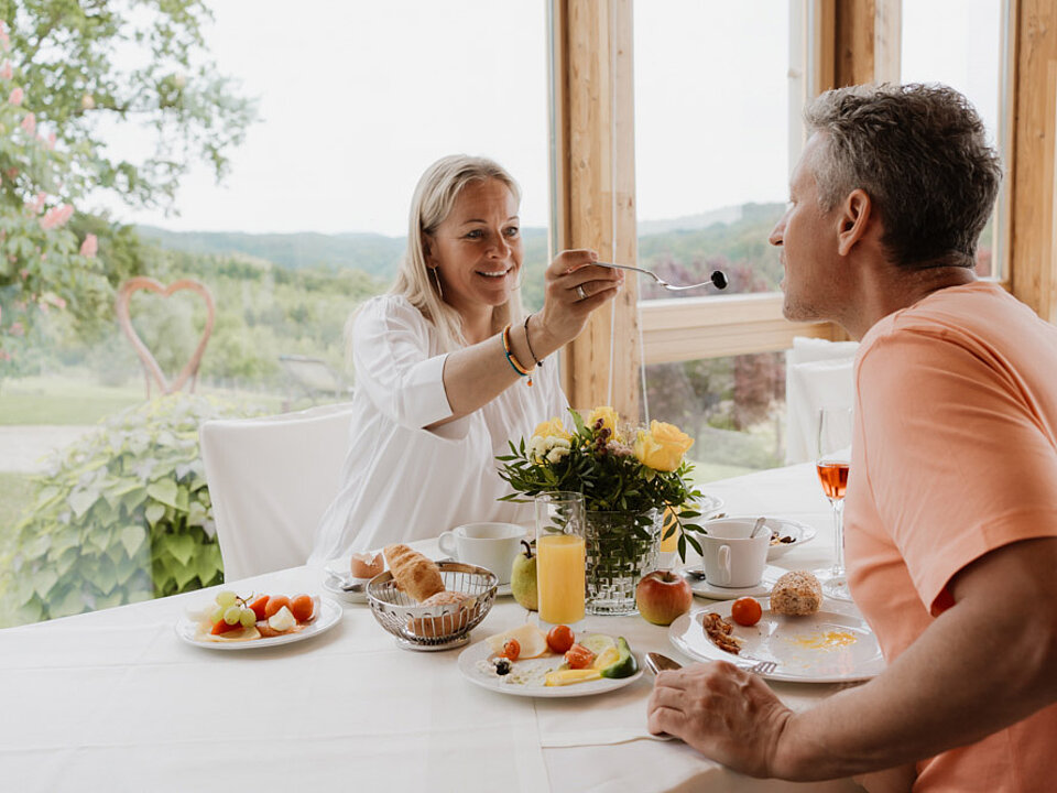Dame und Herr bei einem Essen im Restaurant zum Weitblick im Hotel das Eisenberg.