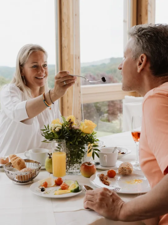 Dame und Herr bei einem Essen im Restaurant zum Weitblick im Hotel das Eisenberg.