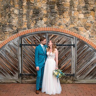 Hochzeitspaar vor unserem Weinkeller im Landhaus (Marie & Michael Photography)