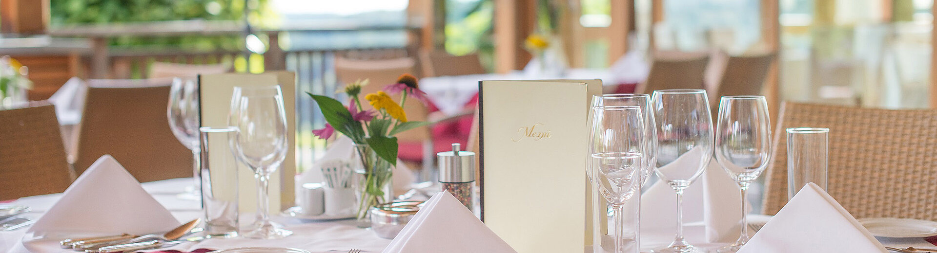 Gedeckter Tisch auf der Terrasse im Hotel das Eisenberg (c) Jean Van Luelik Photographer.
