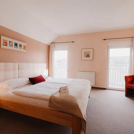 Doppelbett in der Junior-Suite Sonnenblume im Hotel das Eisenberg.