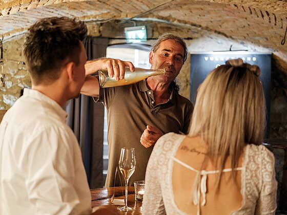 Dame und Herr im Vulkanland beim Sek Kulinarium in der Region vom Hotel das Eisenberg.