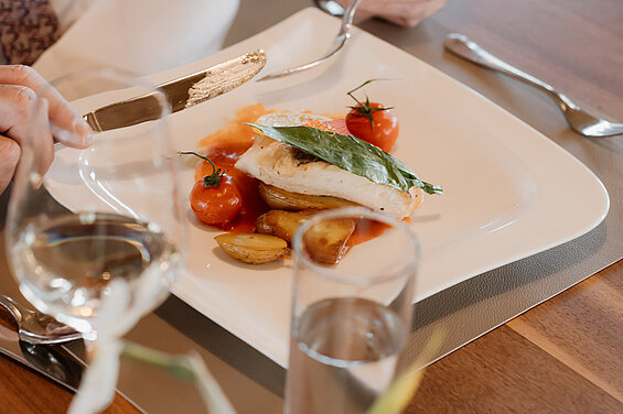 Gedeckter Tisch mit serviertem Gericht im Hotel das Eisenberg.