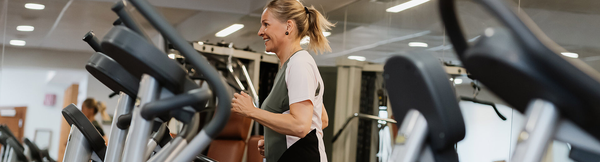 Dame trainiert im Fitnessraum vom Hotel das Eisenberg. 
