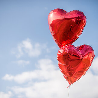 Rote Luftballons in Herzform fliegen in den Himmel beim Hotel das Eisenberg (c) Jean Van Luelik Photographer.