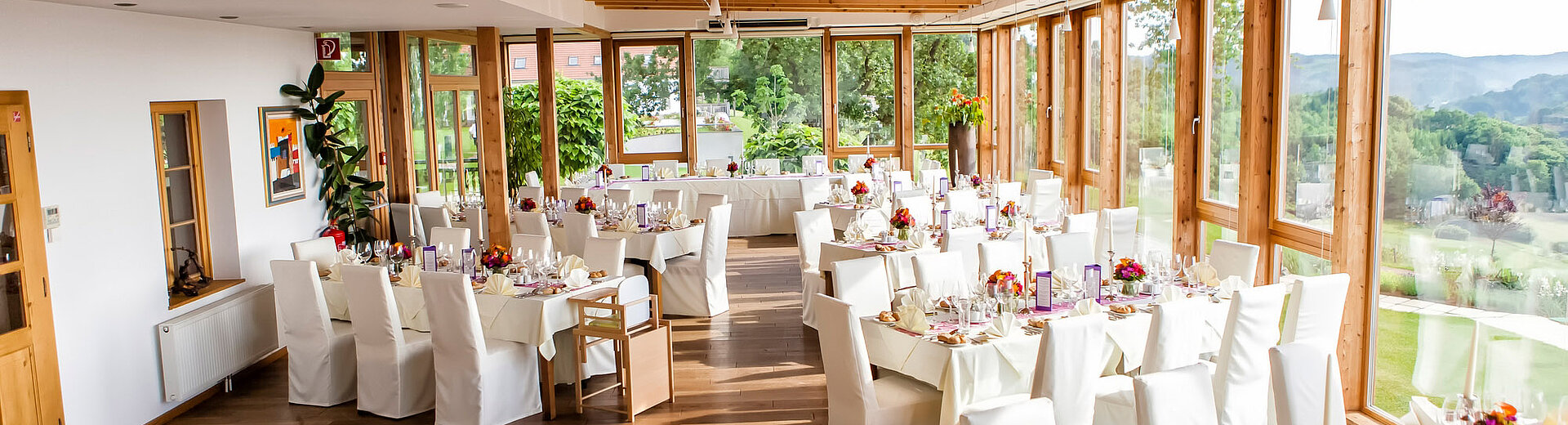 Überblick über den Wintergarten im Restaurant zum Weitblick im Hotel das Eisenberg.