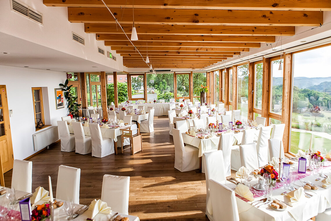 Gedeckte Tafel im Restaurant zum Weitblick, Hotel das Eisenberg, für eine Hochzeit im Süd-Burgenland. Gedeckte Tafel im Restaurant zum Weitblick, Hotel das Eisenberg, für eine Hochzeit im Süd-Burgenland.