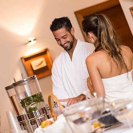 Paar steht im NaturSPA vom Hotel das Eisenberg (c) Jean Van Luelik Photographer.