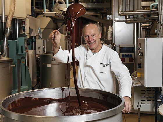 Josef Zottler in der Produktion der Zotter Schokoladenfabrik (c) Heinz Tesarek.