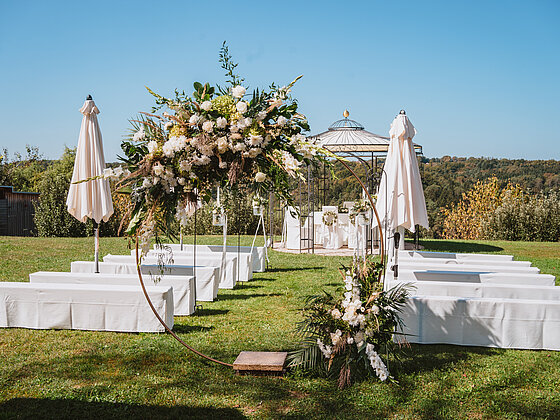 Weg vom Garten zum Hochzeitspavillon