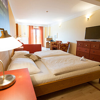 Zimmer Vergissmeinnicht mit Doppelbett im Landhaus vom Hotel das Eisenberg (c) Jean Van Luelik Photographer.