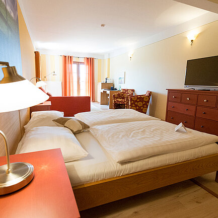 Zimmer Vergissmeinnicht mit Doppelbett im Landhaus vom Hotel das Eisenberg (c) Jean Van Luelik Photographer.