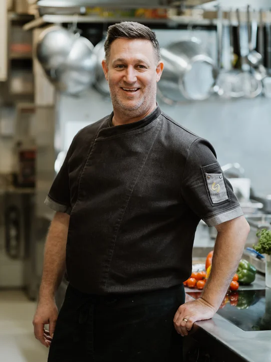Krisztian Kurucsa in der Küche vom Hotel das Eisenberg.