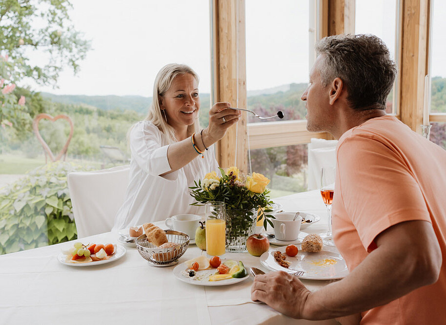 Paar bei einem Essen im Hotel das Eisenberg.
