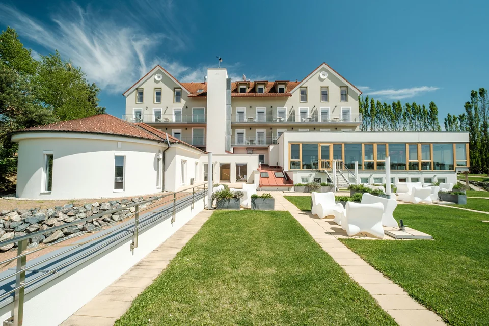 Hotel das Eisenberg von hinten mit Garten.