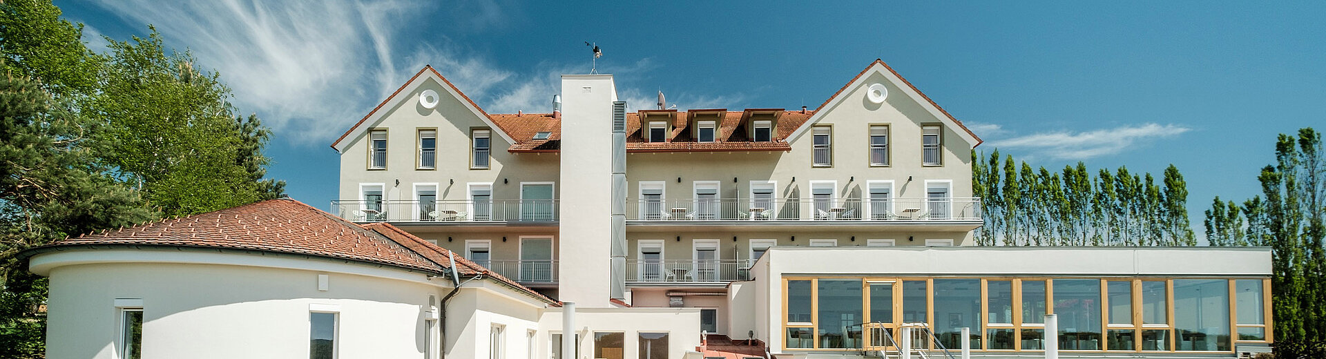 Hotel das Eisenberg von hinten mit Garten.