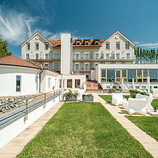 Hotel das Eisenberg von hinten mit Garten.