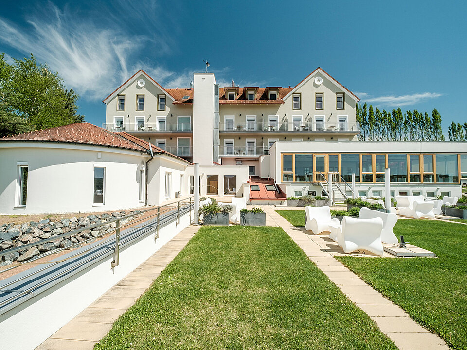 Hotel das Eisenberg von hinten mit Garten.