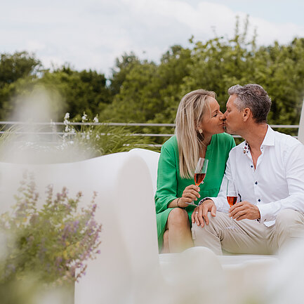 Romantisches Paar auf der Terrasse im Hotel Das Eisenberg.