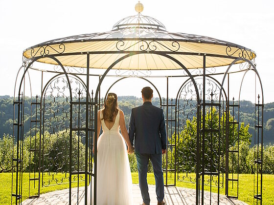 Hochzeitspaar bei einem Pavillon bei einer Hochzeit im Hotel das Eisenberg.
