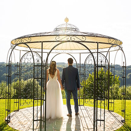 Hochzeitspaar bei einem Pavillon bei einer Hochzeit im Hotel das Eisenberg.
