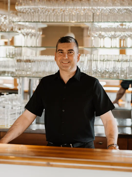 Tamas Cszer hinter der Bar vom Hotel das Eisenberg.