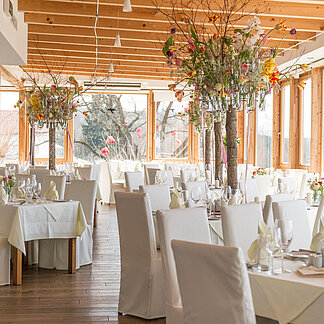Blick in das Wintergarten Restaurant mit festlicher Tafel