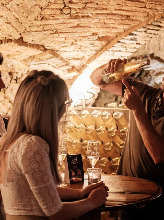 Dame und Herr im Vulkanland beim Sek Kulinarium in der Region vom Hotel das Eisenberg.