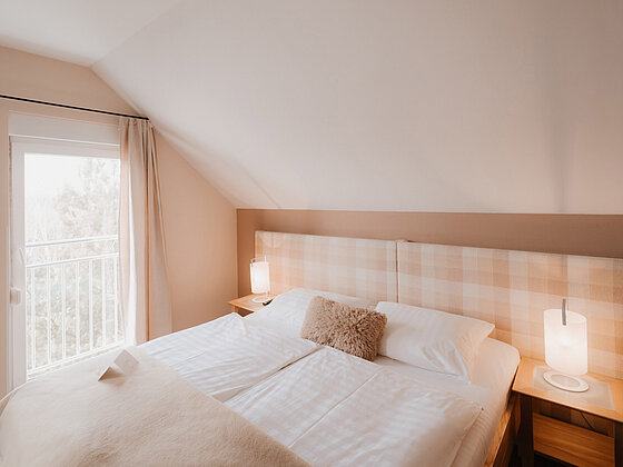 Doppelbett in der Junior-Suite Sonnenblume im Hotel das Eisenberg.