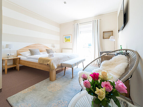 Zimmer Lavendel mit Doppelbett im Hotel das Eisenberg (c) Jean Van Luelik Photographer.