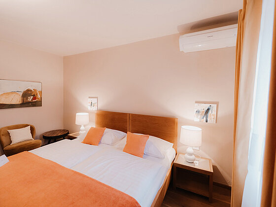 Doppelbett im Landhaus Doppelzimmer Lavendel im Hotel das Eisenberg.
