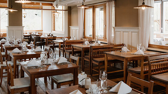 Tische im Restaurant Weitblick im Hotel das Eisenberg.
