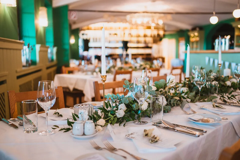 Gedeckter Hochzeitstisch im Hotel das Eisenberg.