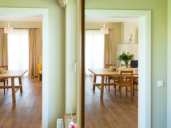 Blick auf den Essbereich in der Suite Wildrose im Landhaus vom Hotel das Eisenberg (c) Jean Van Luelik Photographer.