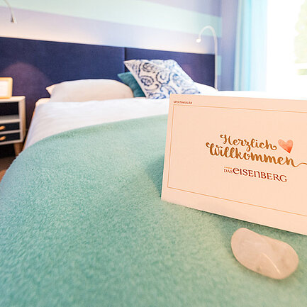 Bett mit Willkommenspaket im Hotel das Eisenberg (c) Jean Van Luelik Photographer.