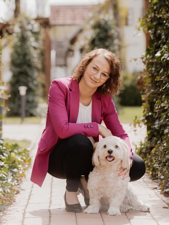 Claudia Menzel mit Hund vor dem Hotel das Eisenberg.