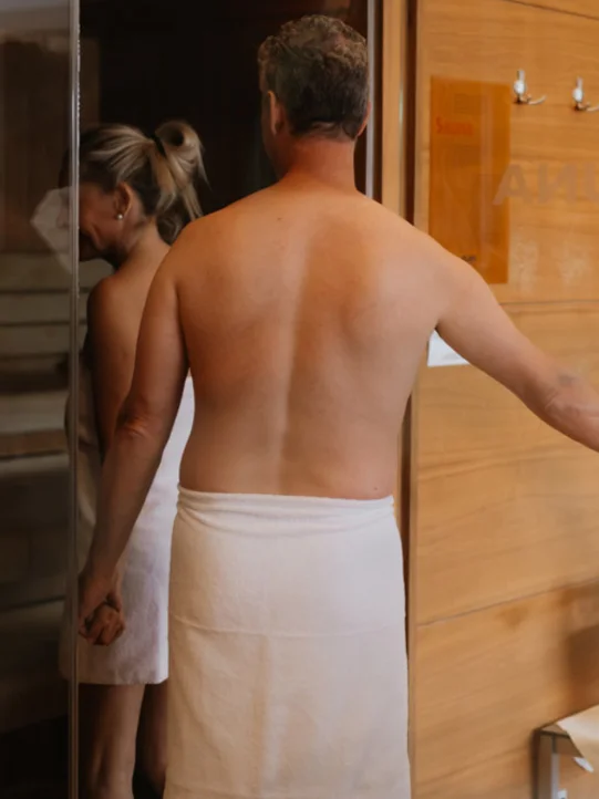 Paar geht in die Sauna vom Hotel das Eisenberg.