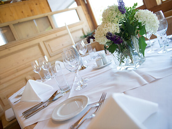 Gedeckter Tisch im Restaurant Stüberl im Hotel das Eisenberg (c) Jean Van Luelik Photographer.