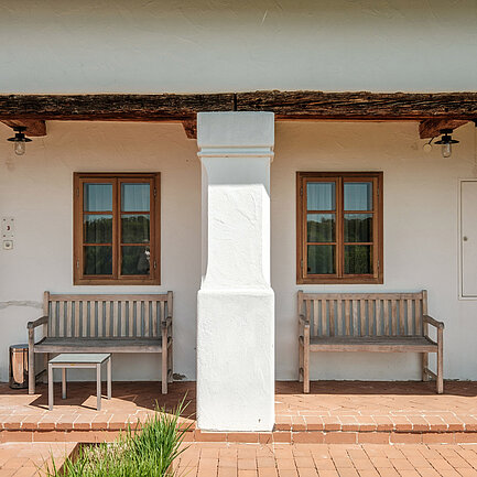 Bänke vor dem Eingang beim Landhaus das Eisenberg. 