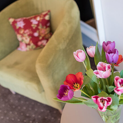 Blumenstrauß mit Sessel im Hotel das Eisenberg (c) Jean Van Luelik Photographer.