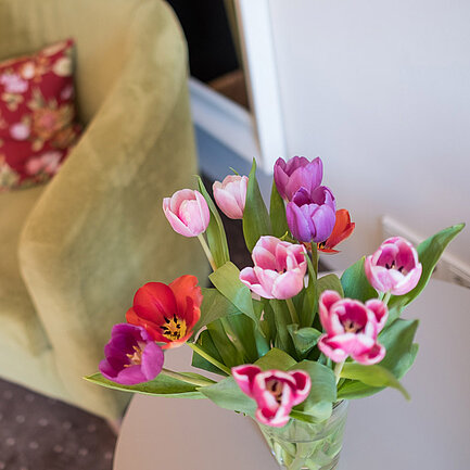 Blumenstrauß mit Sessel im Hotel das Eisenberg (c) Jean Van Luelik Photographer.