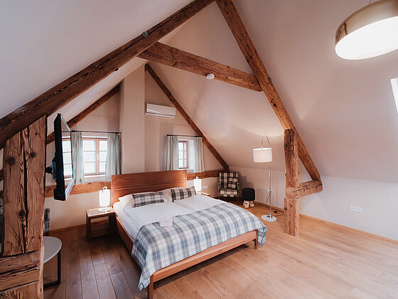 Doppelbett im Zimmer Vergissmeinnicht im Landhaus vom Hotel das Eisenberg.