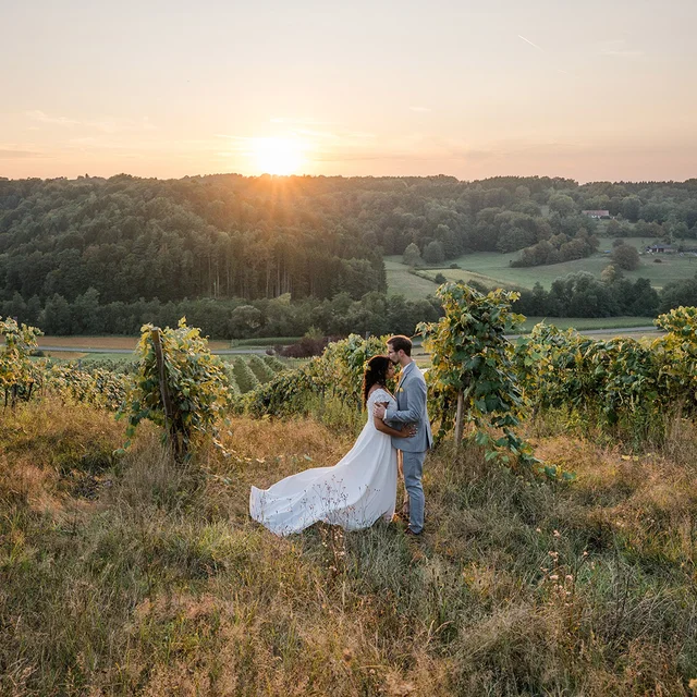 Hochzeitspaar im Sonnenuntergang.